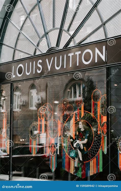 how much to open a louis vuitton franchise|All about franchising an international luxury brand.